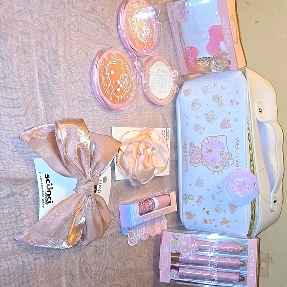 wet n wild -limited edition🎀Hello Kitty🎀 50th Anniversary bundle